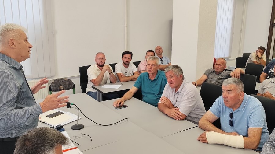 Хусовић са пољопривредницима, Husović sa poljoprivrednicima